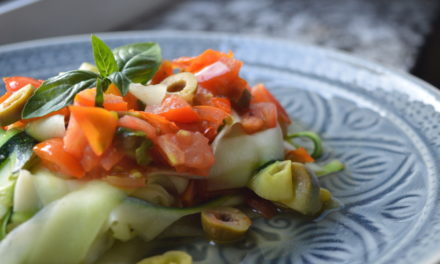 Schnelle Zucchininudeln mit Tomaten, Oliven und Peperoni