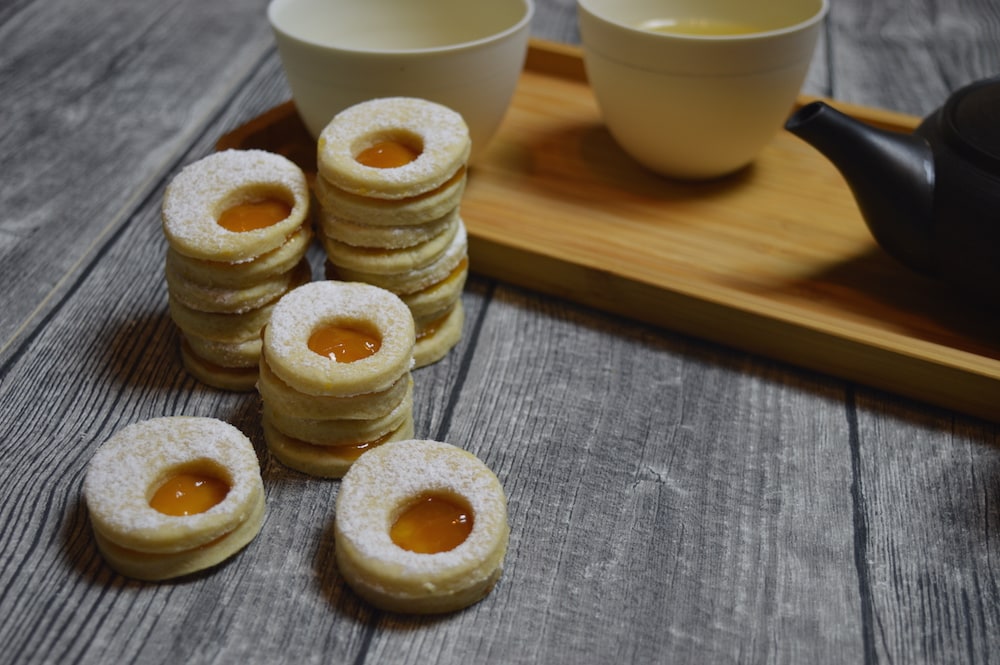 Ostereier-Plätzchen – frühlingshaft und fruchtig gefüllt mit Mango-Marillen-Marmelade